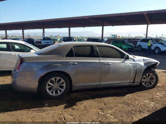 Chrysler 300 Limited Image 11