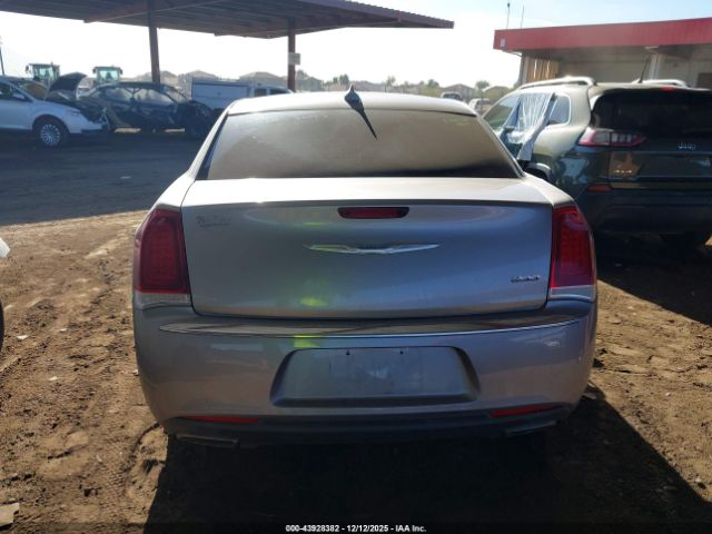Chrysler 300 Limited Image 13